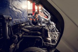 haciendo revision tecnomecanica vehiculos pesados